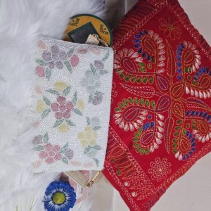 প্যাস্টেল ফ্লোরাল নকশার সাদা পুঁতির ক্লাচ ব্যাগ